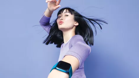 Fitbit versa lite edition lifestyle lilac miki 2 10431 cropped