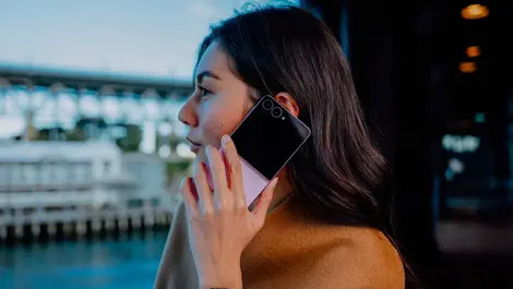 Australians shift from calls & texts to smartphone hubs